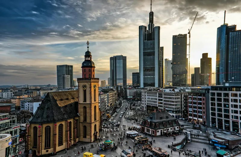 Frankfurt am Main med skyskrapor och historiska kvarter