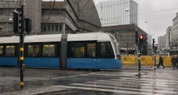 Spårvagn i Göteborgs centrum med byggarbeten i bakgrunden